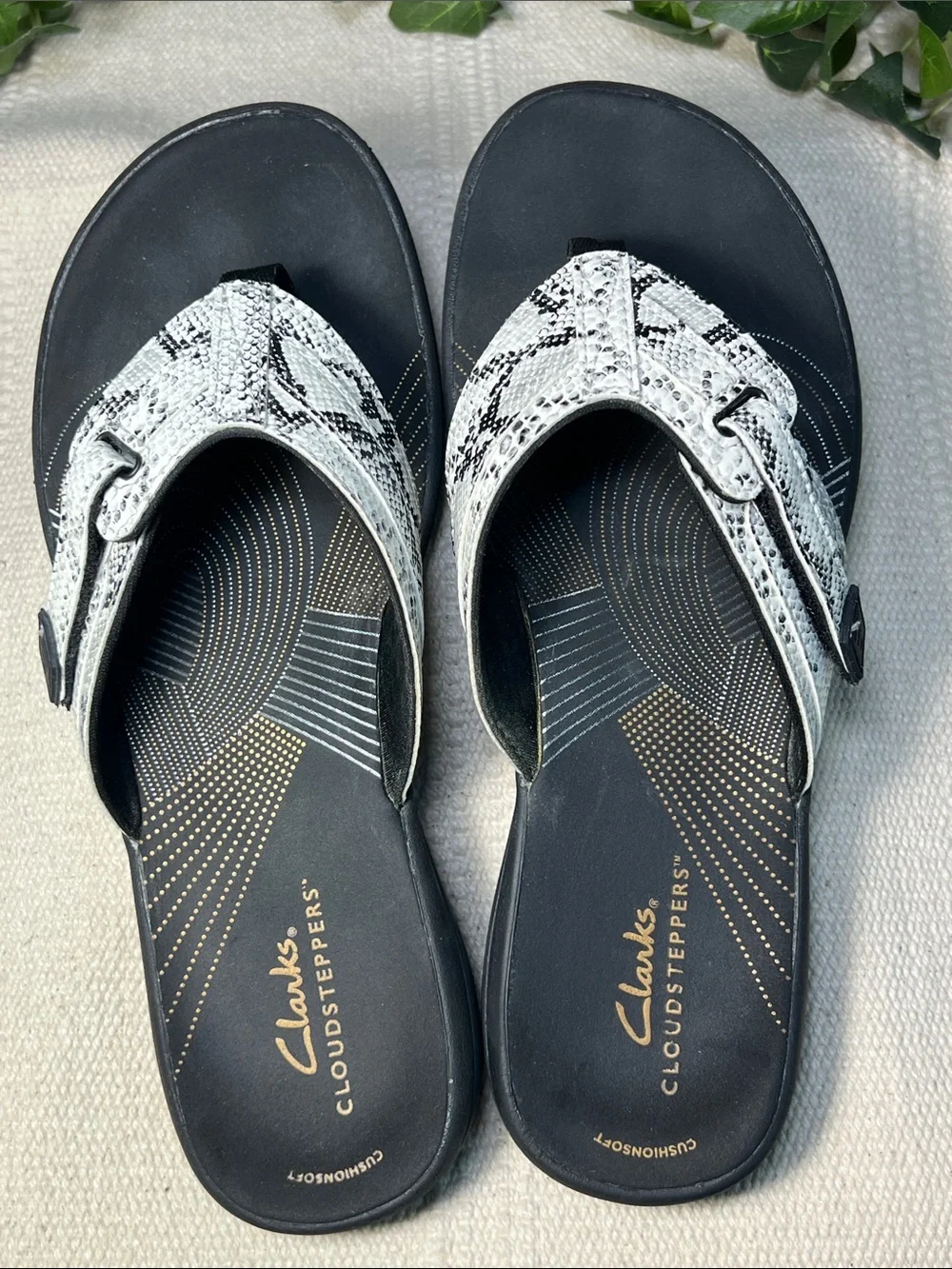 🩴Clarks Cloudsteppers Women's Black & White Snake-Print Slide Sandals